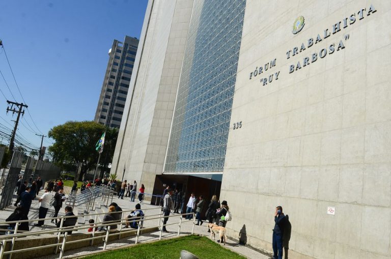 Desembargadores pedem e TRT2 encerra transmissão de julgamentos